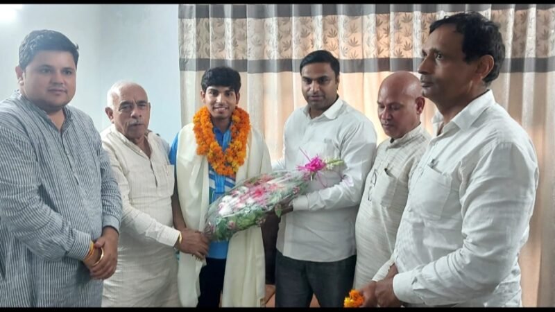 अंतर्राष्ट्रीय निशानेबाज अनमोल जैन का भारत पहुंचने पर हुआ जोरदार स्वागत